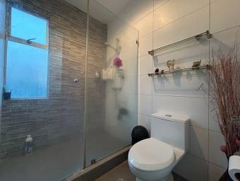 Venta de linda casa en condominio en Piedades de Santa Ana