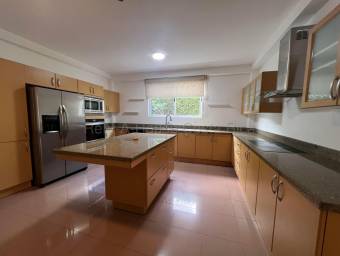 Casa de lujo con amplios espacios y acabados premium en residencial exclusivo 26-1558 GS