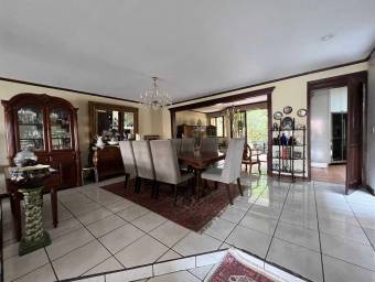 Elegante casa con 4 suites, jacuzzi y amplia terraza con vista a las montañas 26-892 GS Elegante casa con 4 suites, jacuzzi y amplia terraza con vista a las montañas 26-892 GS