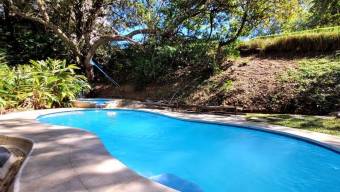 Venta de lujoso apartamento en Piedades, Santa Ana