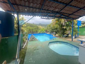 Casa con piscina, jacuzzi y amplio lote ideal para vivir o invertir 26-876 GS