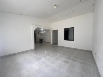 Casa con piscina, jacuzzi y amplio lote ideal para vivir o invertir 26-876 GS