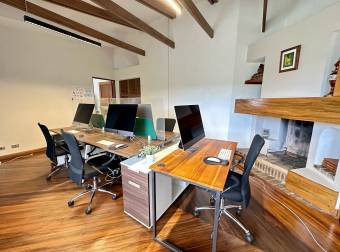 Gran oficina vistosa y cómoda, incluye mobiliario Gran oficina vistosa y cómoda, incluye mobiliario