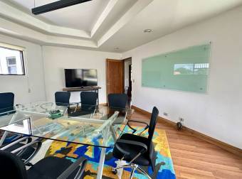 Gran oficina vistosa y cómoda, incluye mobiliario Gran oficina vistosa y cómoda, incluye mobiliario