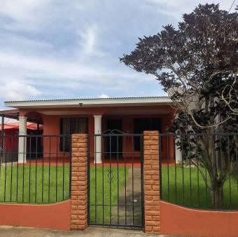 Se vende casa con patio en San Isidro Heredia 26-564
