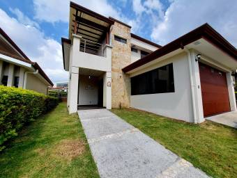 Se vende casa con jardín en Ulloa Heredia 26-1076