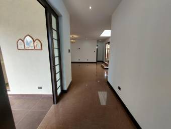 Se vende casa con jardín en Ulloa Heredia 26-1076