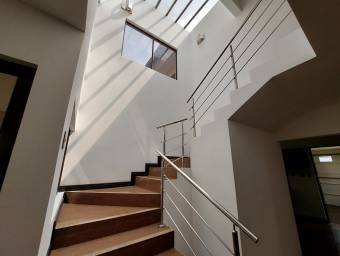 Se vende casa con jardín en Ulloa Heredia 26-1076