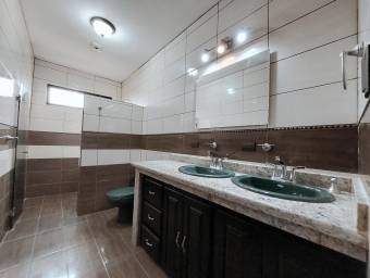 Se vende casa con jardín en Ulloa Heredia 26-1076