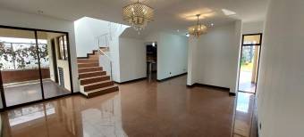 Se vende casa con jardín en Ulloa Heredia 26-1076