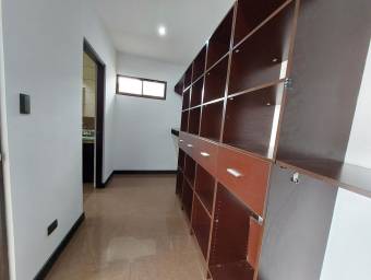 Se vende casa con jardín en Ulloa Heredia 26-1076