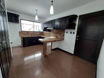 Se vende casa con jardín en Ulloa Heredia 26-1076