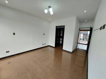 Se vende casa con jardín en Ulloa Heredia 26-1076