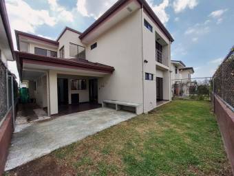 Se vende casa con jardín en Ulloa Heredia 26-1076