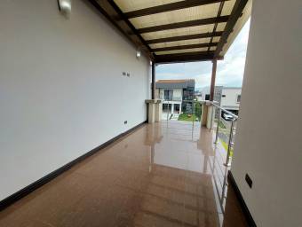 Se vende casa con jardín en Ulloa Heredia 26-1076