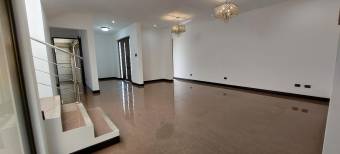 Se vende casa con jardín en Ulloa Heredia 26-1076