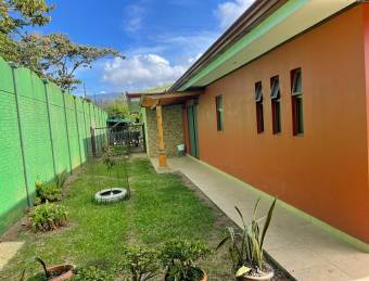 Hermosa casa con apartamentos en Paraiso de Cartago