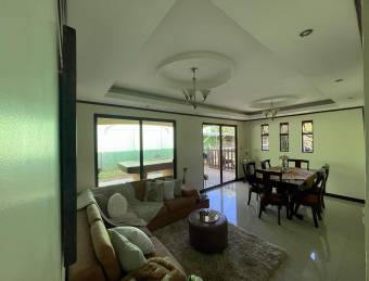 Hermosa casa con apartamentos en Paraiso de Cartago