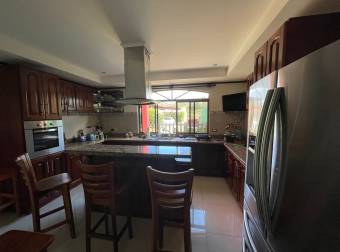 Hermosa casa con apartamentos en Paraiso de Cartago