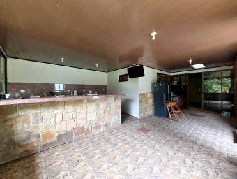 Se vende casa con amplio patio en San Rafael Heredia 25-1806