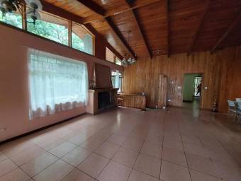 Se vende casa con amplio patio en San Rafael Heredia 25-1806