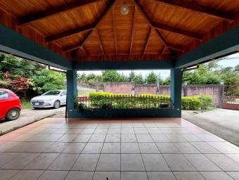 Se vende casa con amplio patio en San Rafael Heredia 25-1806