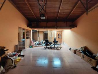 Se vende casa con amplio patio en San Rafael Heredia 25-1806