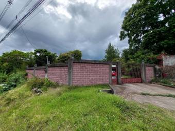 Se vende casa con amplio patio en San Rafael Heredia 25-1806