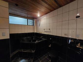 Se vende casa con amplio patio en San Rafael Heredia 25-1806
