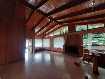 Se vende casa con amplio patio en San Rafael Heredia 25-1806
