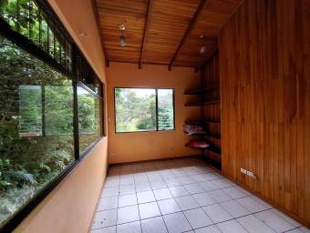 Se vende casa con amplio patio en San Rafael Heredia 25-1806