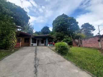 Se vende casa con amplio patio en San Rafael Heredia 25-1806