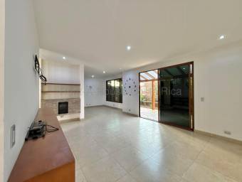 Se vende espaciosa casa en Ulloa Heredia 26-1652