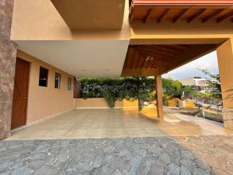 Se vende espaciosa casa en Ulloa Heredia 26-1652