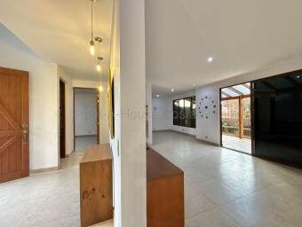 Se vende espaciosa casa en Ulloa Heredia 26-1652