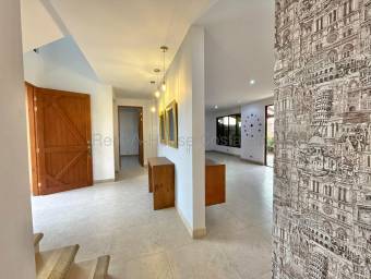 Se vende espaciosa casa en Ulloa Heredia 26-1652