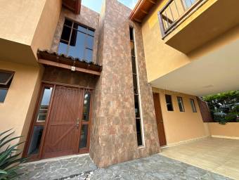Se vende espaciosa casa en Ulloa Heredia 26-1652