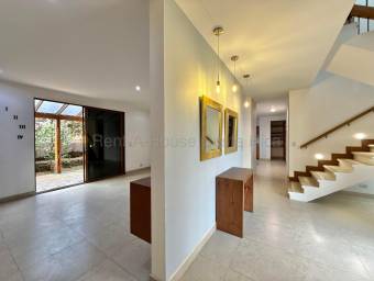 Se vende espaciosa casa en Ulloa Heredia 26-1652