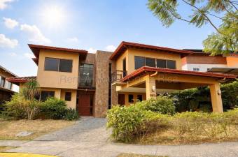 Se vende espaciosa casa en Ulloa Heredia 26-1652