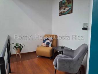 Casa amplia de múltiples niveles con 5 habitaciones y gran potencial 26-1440 GS