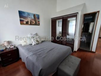 Casa amplia de múltiples niveles con 5 habitaciones y gran potencial 26-1440 GS