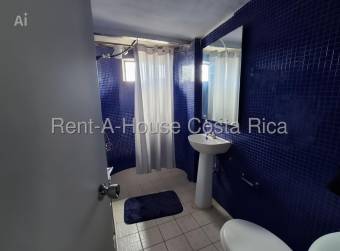 Casa amplia de múltiples niveles con 5 habitaciones y gran potencial 26-1440 GS