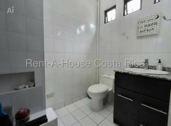 Casa amplia de múltiples niveles con 5 habitaciones y gran potencial 26-1440 GS