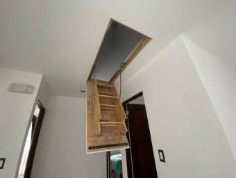 Amplia casa de dos niveles con gran patio ideal para disfrutar en familia #24-119 GS