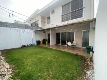 Amplia casa de dos niveles con gran patio ideal para disfrutar en familia #24-119 GS