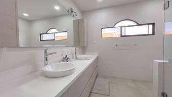 CASA EN VENTA EN CONDOMINIO EN LOMAS DE AYARCO SUR. CURRUDABAT