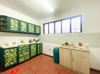 Venta casa con jardín, cerca instalaciones UCR, ideal para apartamentos