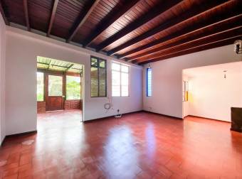 Venta casa con jardín, cerca instalaciones UCR, ideal para apartamentos