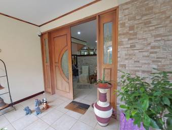 VENTA DE CASA RODEADA DE NATURALEZA CLIMA FRESCO. PRECIO NEGOCIABLE.
