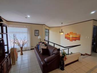 VENTA DE CASA RODEADA DE NATURALEZA CLIMA FRESCO. PRECIO NEGOCIABLE.